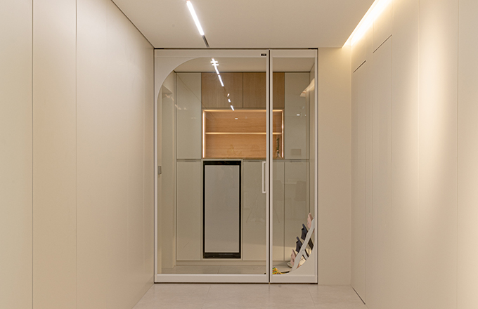 히든도어부터 아치형중문까지 트렌디함을 담은 60평대 아파트 인테리어